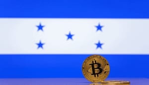Honduras-vlag-bitcoin-munt Honduras omarmt bitcoin toch niet als wettig betaalmiddel