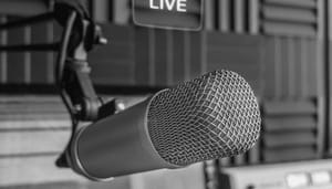 Joe-rogan-microfoon-podcast Waarom de Bitcoin community kwaad is op een gast van Joe Rogan