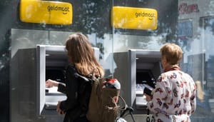 Nederlanders-pinnen-geld-staatschuld-1 Wat Nederlanders kwijt zouden zijn om de staatschuld af te lossen