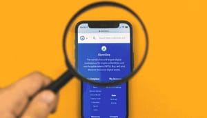 Opensea-telefoon-geel NFT marktplaats OpenSea is $13,3 miljard waard na investeringsronde