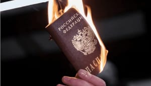 Paspoort-Rusland-verbranden Rusland viel iets meer dan een week geleden Oekraïne binnen en schokte de wereld. De afgunst tegen de invasie is over de hele wereld groot en ook veel Russische staatsburgers spreken zich uit tegen de ongelegitimeerde agressie. Olive Allen, een inwoner van de Verenigde Staten met een Russisch paspoort, heeft haar ongenoegen op een unieke wijze laten merken. Zij verbrandde en publique haar paspoort en maakte hier een non-fungible token (NFT) van. De opbrengsten van de verkoop van de NFT zullen worden gebruikt om Oekraïne te steunen.
