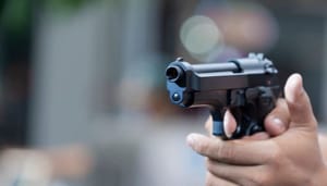 Pistool-schiet-op-Bitcoin-ATM Notable: Un hombre dispara 5 balas contra un cajero automático de BTC