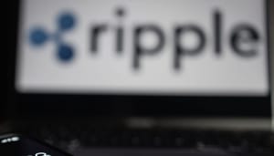 Ripple-logo-op-scherm Ripple zet grote stap vooruit na winst in XRP rechtszaak