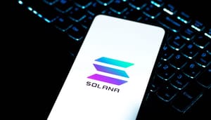 Solana’s crypto telefoon komt op stoom, maar heeft grote uitdaging