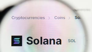 Solana-prijs-stijgt-Vitalik Solana (SOL) krijgt er nog altijd hard van langs nu de bearmarkt niet alleen de token door het slijk heen haalt, maar ook de benodigde infrastructuur. Het netwerk bleek nauw verbonden te zijn met FTX en Alameda Research, maar nu is deze financiële slagader verdwenen. Ethereum-medeoprichter Vitalik Buterin geeft de community mentale ondersteuning.
