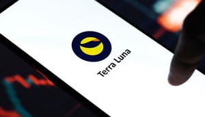 Terra-LUNA-oprichter-vlucht Hace poco más de una semana, se podÃa leer en las crypto noticias que el infame fundador del ecosistema Terra (LUNA), Do Kwon, habÃa sido detenido en Montenegro. Al parecer, intentó salir del paÃs con documentos falsos, según informó entonces el ministro del Interior de Montenegro. No fue una persecución fácil, ya que llevaba escondido desde el dramático colapso de Terra en mayo de 2022.