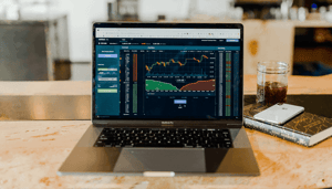 Zoon_van_Bitcoin_BTC_criticus_Peter_Schiff_gaat_all-in_op_bitcoin Zoon van Bitcoin (BTC) criticus Peter Schiff gaat all-in op bitcoin