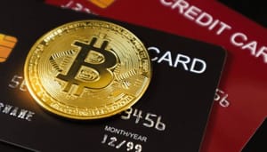 Een afbeelding van een bitcoin (BTC) munt op creditcards Een afbeelding van een bitcoin (BTC) munt op creditcards