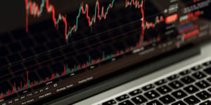 Bitcoin crasht hard, paar uur na bereiken hoogste prijs in 13 maanden
