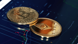 btc-eth Een digitaal trade scherm met daarop een fysieke Bitcoin en Fysieke Ethereum muntstuk