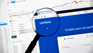 coinbase-website-vergrootglas Coinbase voert strengere crypto-transfer regels door in 3 landen