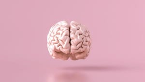 crypto-beleggen-verslaving-gokken Om een goed antwoord te kunnen geven op de vraag of beleggen in crypto hetzelfde is als gokken, duiken we de geschiedenis van de psychologie in. Een van de eerste gedragstherapeuten ter wereld, was de Amerikaanse onderzoeker B.F. Skinner (1904-1990). Skinner wilde kortgezegd begrijpen hoe mensen in staat zijn tot “leren” en gebruikte in zijn experimenten dieren, waaronder duiven en ratten. Gokken en beleggen zijn beide strategieën die de mens kan inzetten om een beloning te krijgen. Wat zijn de overeenkomsten en wat zijn de verschillen? Deze vraag wordt in het onderstaande artikel uitgewerkt. Beloningsleren Skinner maakte gebruik van zogenaamde Skinner-boxen waarin hij een aantal condities “programmeerde” waarbij een beloning werd gegeven als werd voldaan aan een vastgestelde set condities. Een van de eenvoudigste voorbeelden hiervan is het plaatsen van een knop waarop door een duif gepikt moest worden. Als de duif op deze knop pikte, kreeg deze direct een beloning in de vorm van bijvoorbeeld een graankorrel. Skinner onderzocht de invloed van een directe beloning op de snelheid van pikken maar ook wat er gebeurt wanneer de beloning werd uitgesteld. De uitgestelde beloning kon op twee manieren worden aangeboden: ten eerste op een voorspelbare manier. De duif kreeg bijvoorbeeld eens per tien keer een graankorrel. Men kan echter in de tweede plaats ook op een onvoorspelbare wijze een uitgestelde beloning aanbieden door bij een willekeurig aantal drukken op de knop een graankorrel te verstrekken. En wat blijkt uit dit eenvoudige experiment? Vooral het op onvoorspelbare en uitgestelde wijze belonen van gedrag heeft een zeer sterk belonend effect. Anders geformuleerd: als een duif niet precies weet wanneer deze een beloning kan verwachten, neemt de frequentie van het pikken enorm in tempo toe. De conclusie die hieruit getrokken kan worden, is dat een onverwachte, uitgestelde beloning (Skinner noemde dit intermittent reinforcement) de meest krachtige wijze van belonen is. Je ziet dat het principe van een gokkast gebaseerd is op precies deze set condities. Ons menselijke brein is gevoelig voor beloning. Blijkbaar heeft deze gevoeligheid ons een evolutionair voordeel gegeven. Wat gebeurt er in ons brein bij een beloning? Ons brein bestaat uit ongeveer 100 miljard neuronen die met elkaar verbonden zijn door middel van receptoren. Wanneer een receptor wordt geactiveerd, wordt een signaaltje doorgegeven van de ene zenuwcel naar de volgende waardoor je beloning voelt. Hierbij spelen neurotransmitters zoals serotonine (geluk) en dopamine (euforie) een belangrijke rol. Vooral dopamine speelt een belangrijke rol bij het beloningsleren. Wanneer een gokker wint, komt er een relatief grote hoeveelheid dopamine vrij in ons brein. Dat geeft het “yes”-gevoel, een sterke vorm van blijheid. Door dit gevoel van euforie, krijgen handelingen een positieve betekenis. Intermittent reinforcement + dopamine = uithoudingsvermogen Vanuit de evolutie gezien geeft de combinatie intermittent reinforcement en dopamine de perfecte bekrachtiging voor het zoeken van bijvoorbeeld zoet voedsel. Zoet voedsel was zeer gewild voor de vroege mens omdat een kleine hoeveelheid bessen (om maar iets te noemen) een grote hoeveelheid energie opleverde. Helaas is het wel zo dat alle dieren dit van nature weten en de mens moest concurreren met al deze dieren. Er was dus nogal wat gezoek en geduld nodig om een kleine hoeveelheid bessen bij elkaar te verzamelen (intermittent reinforcers). Van tevoren wist men ook niet precies wanneer en waar men zoetigheid zou vinden. Voilà, wanneer er zoetigheid gevonden werd, was men super blij (shotje dopamine). Crypto beleggen vs gokken: twee verschillende werelden Zonder goed na te denken over de vraag of beleggen in crypto en gokken hetzelfde is, is men in het algemeen snel geneigd om te denken dat dit exact hetzelfde is. Dit is echter pertinent niet waar: beleggen en gokken zijn twee totaal verschillende zaken. Er zijn een aantal overeenkomsten. Beide zijn, zoals al eerder benoemd, strategieën om een beloning te kunnen verdienen. Bij beide strategieën komt dopamine vrij; bij gokken na het winnen van de prijs en bij beleggen bij een toename van de koersen of bij uitkering van eventuele winsten. Beide strategieën hebben risico op verlies van de inleg. De verschillen zijn echter duidelijker. In de crypto-space wordt continu geroepen “do your own research” en “bepaal je beleggingsstrategie”. Wanneer je een coin goed onderzoekt en de fundamenten van een coin begrijpt, je snapt welke meerwaarde een munt kan bieden en welke toepassing deze nastreeft en je daarnaast eveneens helder hebt binnen welke termijn je een bepaalde winst zou willen behalen, is de mogelijkheid dat je winst behaalt aanzienlijk groter dan bij gokken. Dat is zeker zo als je je risico spreidt. Bij gokken is de uitkomst hooguit de win-kans en bijna altijd 100% verlies. Daar zit niets tussen. Er is een genetische aanleg voor het ontwikkelen van een verslaving, de ene persoon is er meer vatbaar voor dan de ander. Een verslaving kan zich uiten in drugsmisbruik, alcoholmisbruik maar kan ook tot een gokverslaving verworden. Juist doordat een verslavingsgevoelig brein super gevoelig is voor de effecten van dopamine, voor de kick, kun je “hooked” raken. Mensen kunnen hele dagen op websites of in het casino spenderen en hun hele fortuin vergokken wanneer zij verslavingsgevoelig zijn. Het gebeurt ook bij (crypto-)beleggers dat zij er veel tijd aan kwijt zijn. Een belegger controleert vooral of de beleggingsstrategie nog leidt tot het beoogde resultaat en probeert bij te sturen wanneer dit niet zo is. Dit blijft onderliggend gebaseerd op ratio en de strategie die werd gekozen. Beleggers zijn in tegenstelling tot gokkers juist controlebehoeftig. Zij remmen impulsen succesvol af door de kracht van hun denken in te zetten. Ook controlegedrag kan echter problematisch worden. Dit is fundamenteel dan wel een ander probleem dan wat er bij een een gokverslaving aan de hand is. Toegegeven, het kost in beide gevallen veel tijd die je niet kan besteden aan andere zaken. Vooral bij mensen die gevoeliger zijn voor angst kan beleggen tot problemen leiden. Bijvoorbeeld als iemand de neiging krijgt meer en meer geruststelling te zoeken en steeds moet checken of de strategie nog wel klopt. Er bestaat in dat geval een risico dat je een obsessie ontwikkelt. Een obsessie wil zeggen dat je bang bent voor controleverlies en gedrag stelt om de angst te vermijden. Impuls(controle) Concluderend kunnen we zeggen dat een verslaving een tekort aan impulscontrole is en beleggen idealiter juist het tegenovergestelde daarvan, op zijn Engels: een belegger is “in control”. Niet of te weinig denken versus juist wel denken! Tot slot is een nuance op zijn plaats. Verreweg de meesten van ons kunnen prima een gokje wagen zonder verslaafd te raken en een kleine minderheid van de beleggers ontwikkelt een obsessie. No worries, geniet van het leven en doe waar je blij van wordt!