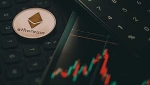 Ethereum uitbraak stuwt crypto naar hoogste punt sinds juni; Dogecoin daalt