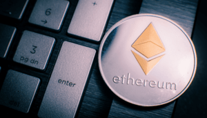 Fysieke Ethereum munt liggend op toetsenbord