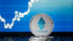 ethereum-prijsgrafiek Crypto munt met Ethereum logo met een koersgrafiek op de achtergrond.