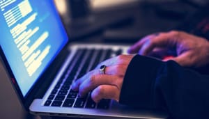 Shutterstock_1070281880 830.000 euro bitcoin fraude: slachtoffers zetten oplichter buitenspel