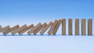 bitcoin-domino-daling Verdere daling bitcoin koers kan domino-effect veroorzaken