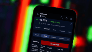 Litecoin analyse Telefoon met een trade scherm om Litecoin te kopen of verkopen