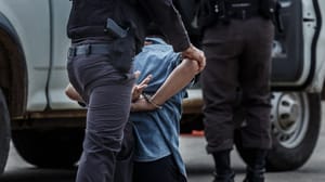 Politie slaat crimineel in de handboeien Man wordt gearresteerd