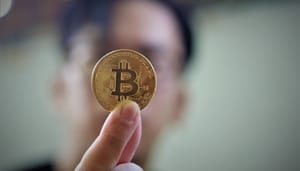 satoshi-nakamoto El hombre que dice ser el inventor del Bitcoin debe pagar $1 millón