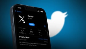 Twitter Telefoon waarop de applicatie: Twitter is te zien met het blauwe twitter logo in de achtergrond