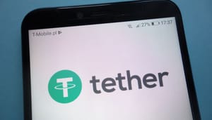 Verliest Tron binnenkort nóg een stablecoin_ Mogelijk einde voor USDT foto van Tether (USDT) op een smartphone scherm