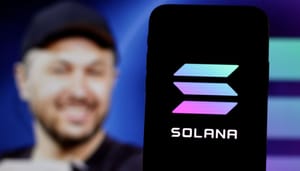 solana-logo-met-ceo-op-achtergrond Solana nog niet uit de problemen, waarschuwen experts