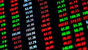 bitcoin-koers-stijgt-institutionele-interesse Groene en rode cijfers op scherm
