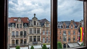 leuven-centrum-belgische-vlag Gerucht Bitcoin-uitvinder leidt naar mysterieuze Belgische begraafplaats
