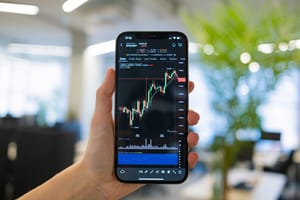 Crypto,Trader,Investor,Analyst,Businessman,Using,Mobile,Phone,App,Analytics bitcoin koers stijgt omhoog telefoon