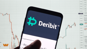 Cryptoreus Coinbase op punt om Deribit voor miljarden over te nemen Deribit logo op telefoon