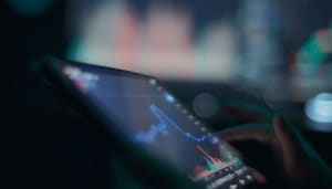 vrouwen-long-term-hodl-crypto crypto grafiek op tablet