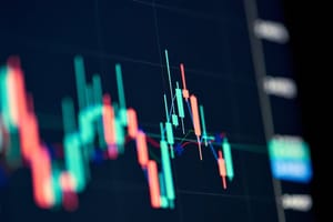 Stockmarket,Online,Trading,Chart,Candlestick,On,Crypto,Currency,Platform.,Stock Bitcoin omlaag door handelsoorlog en geopolitiek – lange termijn bullish