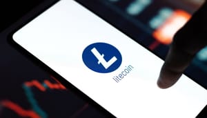Litecoin koers SEC De kans lijkt steeds aannemelijker te worden dat litecoin (LTC) de eerstvolgende cryptomunt wordt die een zogenoemd exchange-traded fund (ETF) in de Verenigde Staten krijgt. De Amerikaanse toezichthouder, de Securities and Exchange Commission (SEC), heeft namelijk de volgende stap genomen in het besluitproces van Canary’s aanvraag. SEC accepteert litecoin ETF-aanvraag Canary Capital, een crypto-gerichte vermogensbeheerder, diende op 15 oktober zijn aanvraag in voor een litecoin-ETF bij de SEC. Op 15 januari volgde een belangrijke stap met de indiening van een 19b-4 formulier, essentieel voor de beursnotering. De SEC heeft nu de aanvraag formeel geaccepteerd, wat betekent dat het wordt opgenomen in het nationale register en dat het goedkeuringsproces is gestart. Tegelijkertijd vraagt de SEC hiermee om commentaar en feedback van het publiek over de aanvraag. Eerste altcoin die erkenning krijgt van SEC, aldus ETF-expert Eric Balchunas, ETF-expert van Bloomberg, benadrukt dat dit eerste aanvraag is voor een altcoin die door de SEC wordt erkend. Houd er rekening mee dat hij ethereum (ETH) niet als altcoin ziet. "Dit is de eerste 19b-4-aanvraag voor een altcoin die erkend is, terwijl de rest door de SEC onder leiding van Gensler werd teruggefloten. Met de opmerkingen van de SEC over de S-1 erbij, is deze aanvraag veruit het verst gevorderd en voldoet hij aan alle vereisten. De grote vraag is nu of de SEC de volledige 240 dagen gaat benutten of sneller goedkeuring zal geven. Dat blijft onzeker." ETF kan voor enorme kapitaalinstroom zorgen Een ETF is een beursgenoteerd fonds dat het beleggen in een activa toegankelijker maakt, vooral voor institutionele beleggers. Dat kan de deuren openen voor een nieuwe kapitaalinstroom en mogelijk de prijs omhoog drijven. Zoals Balchunas aangeeft, is dit nu de verst gevorderde aanvraag onder altcoin-ETF’s. De markt had lang verwacht solana (SOL) of ripple (XRP) de eerstvolgende zou worden, maar vooralsnog loopt litecoin voorop. Dat gezegd hebbende, heeft de SEC nog 240 dagen om tot een besluit te komen. Een goedkeuring is dus allesbehalve zeker en waarschijnlijk nog ver weg. Voor bitcoin (BTC) en ethereum nam de SEC de volledige 240 dagen voordat het zijn beslissing bekendmaakte. Houd het cryptonieuws in de gaten voor verdere ontwikkelingen. Litecoin schiet met 13% omhoog Het nieuws heeft al de koers aangewakkerd. De koers van litecoin, een van de oudste cryptomunten, is sinds gisterenavond al met ruim 13% gestegen. Op het moment van schrijven komt de LTC-prijs uit op $129,11. De koers tikte vanochtend vroeg kort de $130 aan en staat weer op het punt om dit niveau te testen. We houden onze volgers dagelijks op de hoogte, volg ons gratis op Whatsapp. Alle Nederlanders komen in aanmerking voor €10 gratis crypto Bitcoin blijft stevig boven de $100.000 – analisten blijven positief. Is dit het laatste moment om in te stappen? Bitvavo geeft alle Nederlanders de kans: Alle nieuwe gebruikers ontvangen €10 gratis crypto naar keuze. Of je nu geïnteresseerd bent in bitcoin, ethereum, TRUMP of een andere cryptomunt – jij bepaalt. Een account maken duurt 1 minuut en is gratis. Registreer je vandaag bij Nederlands grootste handelsplatform Bitvavo en ontvang direct €10 gratis crypto. 🚀 Bekijken & meepakken
