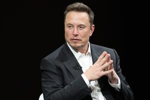 Paris,,France,-,June,16,,2023:,Elon,Musk,Founder,Ceo, Elon Musk Met handen tegen elkaar in een pak zittend op een stoel