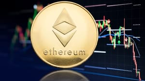 Foto van een ethereum munt en een koersgrafiek op de achtergrond