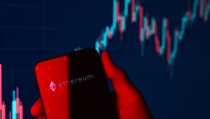 Ethereum whales verzamelen massaal_ koersstijging op komst_ Crypto koersgrafiek met telefoon waar het ethereum logo op te zien is