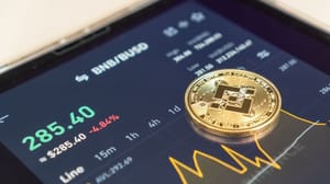 Koers van BNB haalt Solana in_ waarom stijgt de cryptomunt zo hard_ bitcoin BTC munt op een telefoon met een koersgrafiek