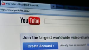 Drei Studenten gründeten YouTube in einer Garage: Niemand kennt ihre Namen Drei Studenten gründeten YouTube in einer Garage: Niemand kennt ihre Namen