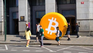 bitcoin-logo-straat-mensen Cryptobloedbad was laatste grote uitverkoop, zegt analist
