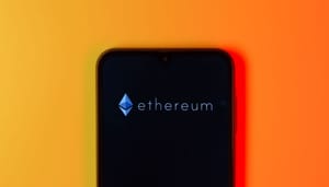 ethereum-logo-telefoon-koers Ethereum vormt complex patroon: analist ziet 2.550% potentie