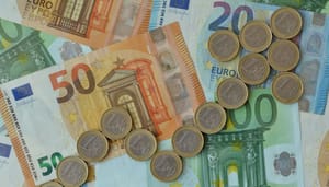 Een afbeelding met euro bankbiljetten en één euromunten die samen een stijgende pijl vormen Een afbeelding met euro bankbiljetten en één euromunten die samen een stijgende pijl vormen
