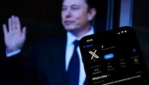 Een afbeelding van Elon Musk op de achtergrond, met op de voorgrond een afbeelding van X (voorheen Twitter) in de App Store Een afbeelding van Elon Musk op de achtergrond, met op de voorgrond een afbeelding van X (voorheen Twitter) in de App Store