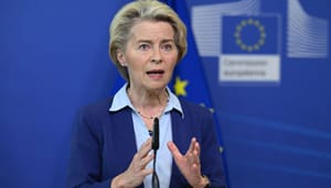 Een afbeelding van Ursula von der Leyen, voorzitter van de Europese Commissie, met op de achtergrond een vlag van de EU en een logo van de EU Een afbeelding van Ursula von der Leyen, voorzitter van de Europese Commissie, met op de achtergrond een vlag van de EU en een logo van de EU