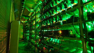 Een afbeelding van bitcoin miners die staan opgestapeld in een grote loods met groene verlichting