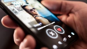 Een afbeelding van de interface van een dating site of app, op een mobiele telefoon Ein Bild der Benutzeroberfläche einer Dating-Website oder -App auf einem Mobiltelefon