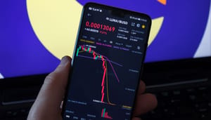 Een afbeelding van de koers van het gecrashte crypto project Terra Luna, met op de achtergrond het logo van Luna
