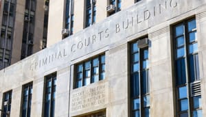 Een afbeelding van een rechtsgebouw in New York in de Verenigde Staten, waar rechtszaken worden behandeld Een afbeelding van een rechtsgebouw in New York in de Verenigde Staten, waar rechtszaken worden behandeld