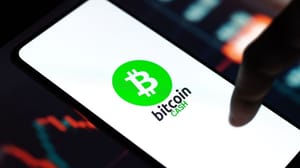 Een afbeelding van een telefoon met daarop het bitcoin cash (BCH) logo, met op de achtergrond een grafiek en marktdata Een afbeelding van een telefoon met daarop het bitcoin cash (BCH) logo, met op de achtergrond een grafiek en marktdata