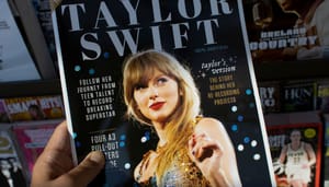 Een afbeelding van een tijdschirft met Taylor Swift op de voorgrond, tijdens een concert Een afbeelding van een tijdschirft met Taylor Swift op de voorgrond, tijdens een concert